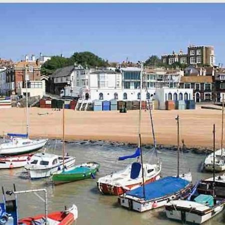 Rivendell Modern 2 Bedroom Apartment In St Peters Village Sleeps 6 Broadstairs Bagian luar foto