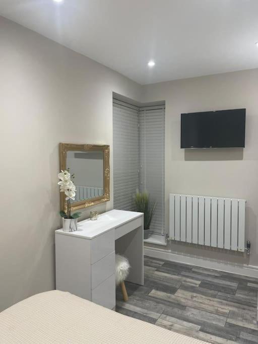 Rivendell Modern 2 Bedroom Apartment In St Peters Village Sleeps 6 Broadstairs Bagian luar foto