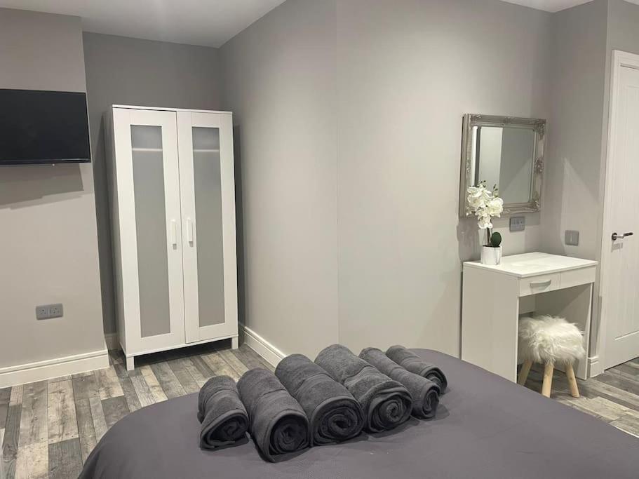 Rivendell Modern 2 Bedroom Apartment In St Peters Village Sleeps 6 Broadstairs Bagian luar foto